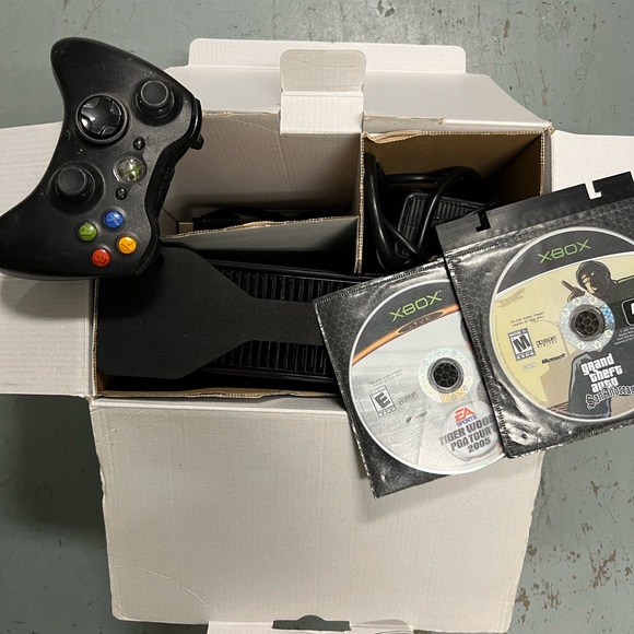 Xbox 360 bundle - includes 6 games - Picture 2 of 4